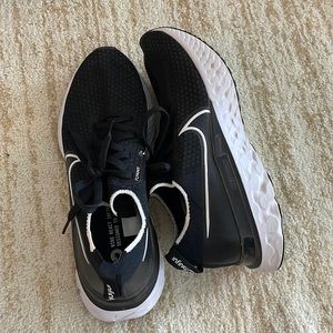 Nike mens size 10 flyknit react shoes, black